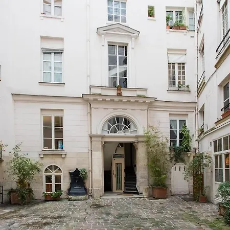 Amélie - Authentic 2br Saint-andré Des Arts Historic Courtyard